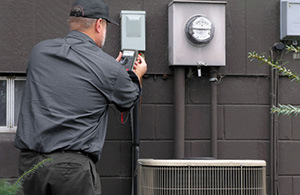 ai_ac_energysavings Wallace service tech checking monitor