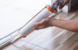 ai_ho_saveheatingbill4 Person calking window